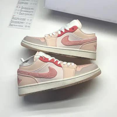 جردن وان لو مایتی سویشرز پینک AIR JORDAN 1 LOW MIGHTY SWOOSHERS PINK
