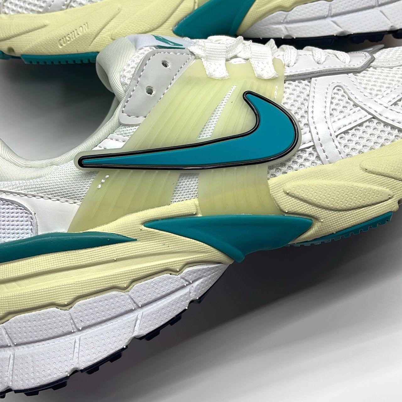 نایک وی تو کی سفید سبز NIKE V2K