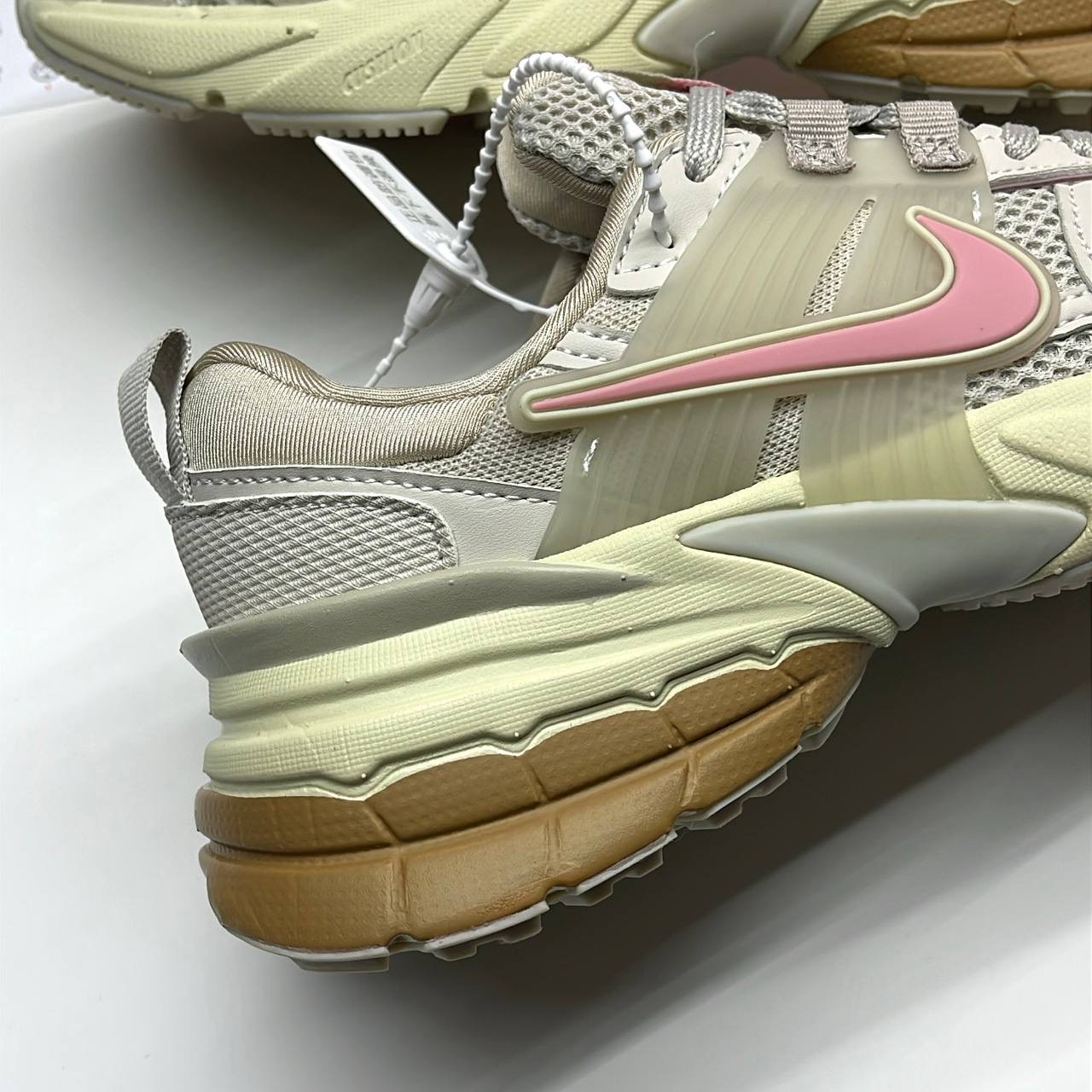 نایک وی تو کی کرم صورتی NIKE V2K